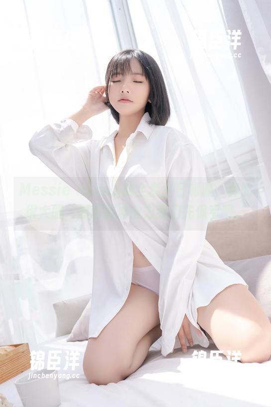 Messie Huang的全套生日制服，真的很大胆，原图的冲击力我们先保留吧。